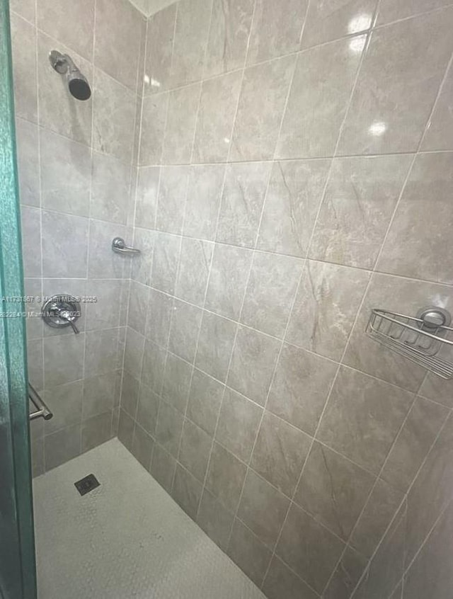 bathroom featuring tiled shower