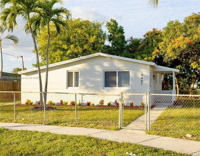 view of front facade with a front yard