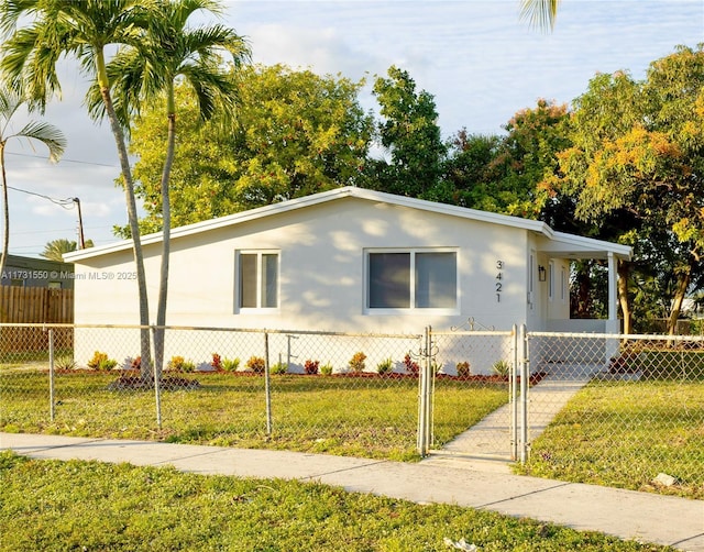 view of front of property featuring a front yard