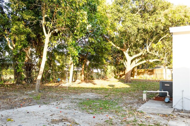 view of front of house featuring a front lawn