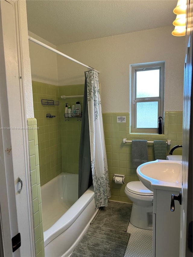 full bathroom with shower / bathtub combination with curtain, tile patterned flooring, tile walls, vanity, and toilet