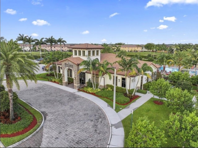 view of front of property featuring a front yard