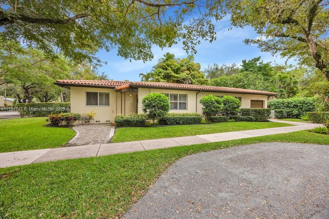 view of front of home featuring a front lawn