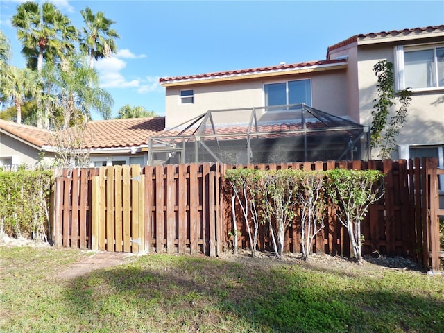 view of yard with a lanai