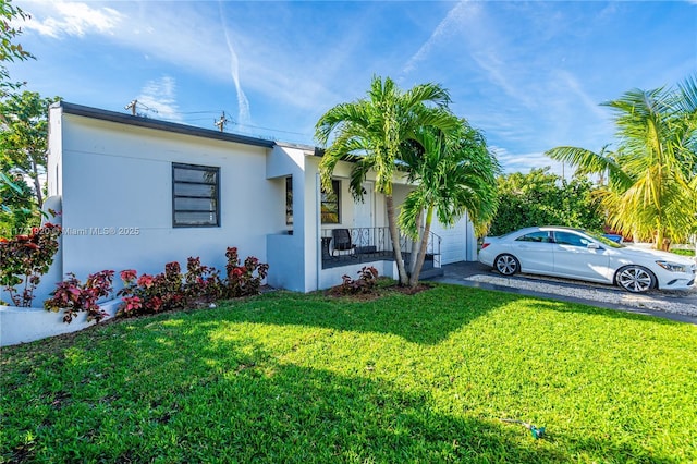 view of front facade featuring a front yard