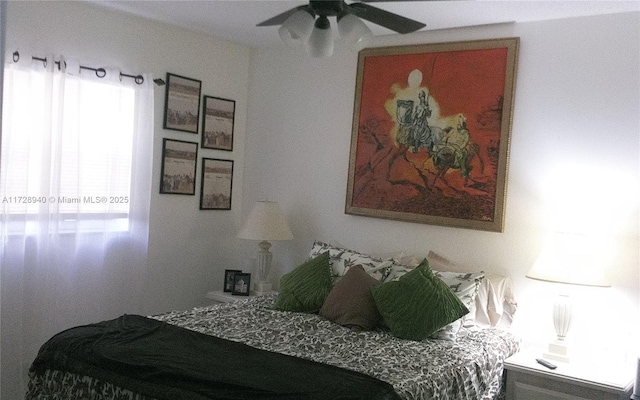 bedroom with ceiling fan