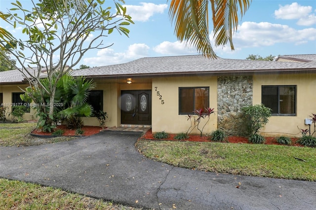 view of front of property with a front yard