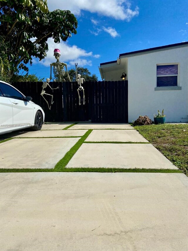 view of front facade featuring a front lawn