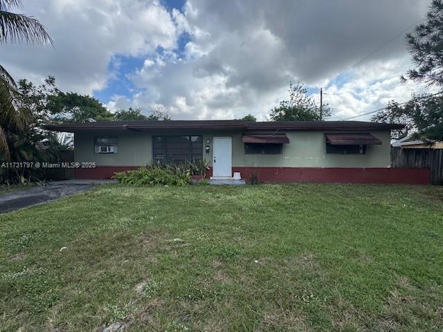 view of front facade with a front yard