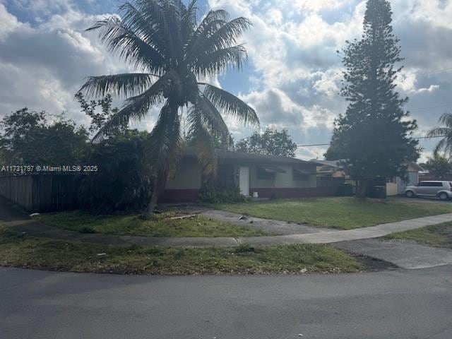 view of front facade with a front lawn