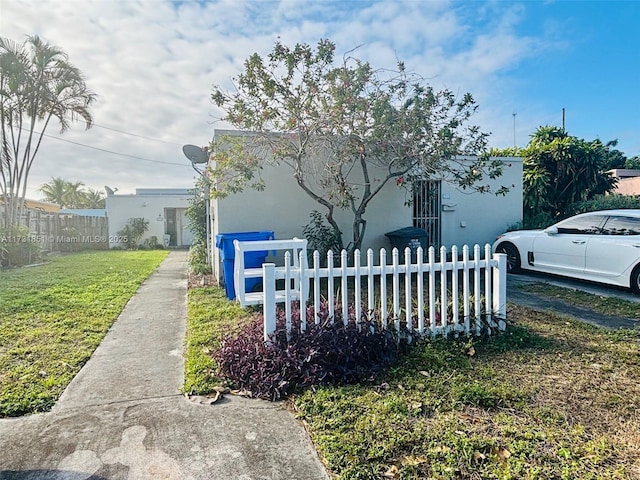 view of front of home featuring a front yard