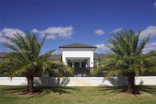 view of front facade with a front lawn