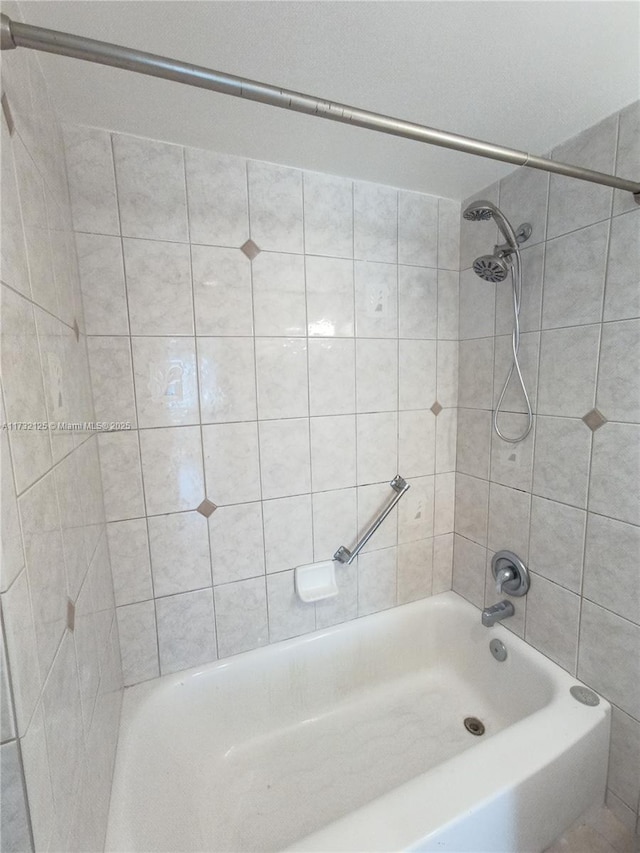 bathroom featuring tiled shower / bath combo