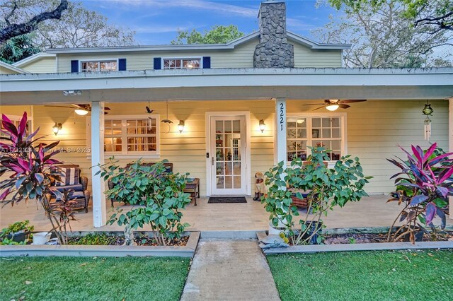 doorway to property with ceiling fan