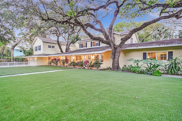 view of front of home featuring a front yard