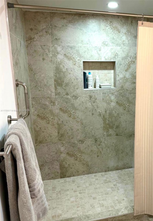 bathroom featuring tiled shower