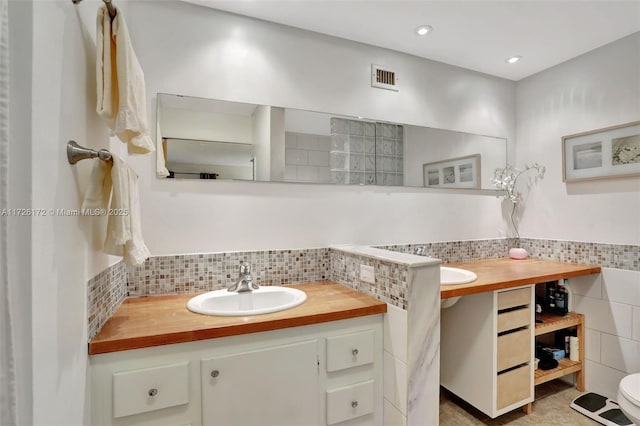 bathroom with vanity and backsplash