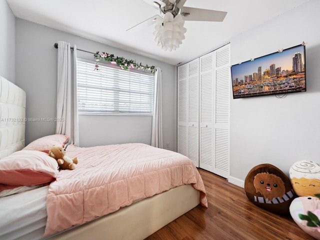 bedroom featuring ceiling fan, dark hardwood / wood-style floors, and a closet