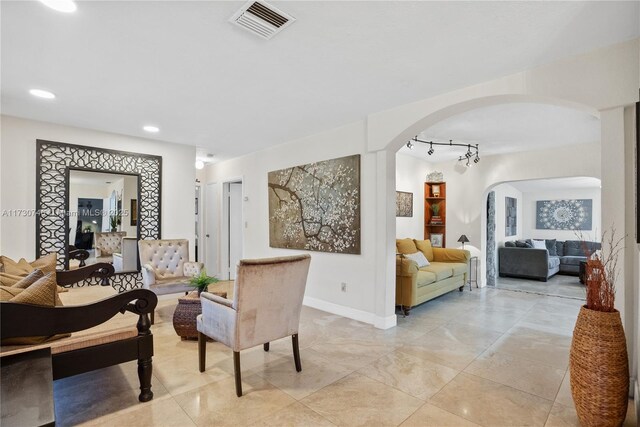 18020 SW 89th Ave, Palmetto Bay, FL 33157 - living room featuring visible vents, baseboards, arched walkways, recessed lighting, and rail lighting