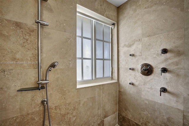 bathroom featuring a tile shower