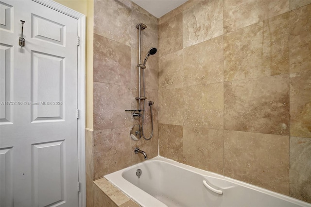 bathroom with tiled shower / bath