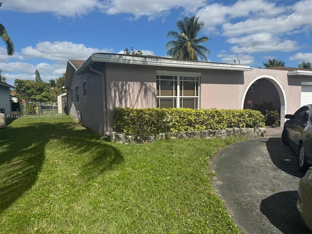 view of front of property featuring a front lawn