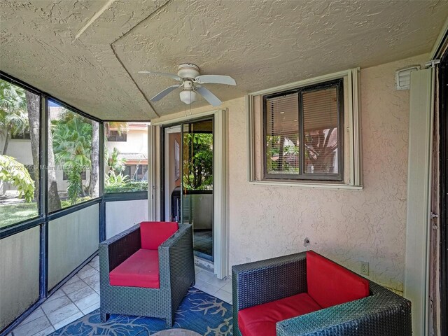 sunroom with ceiling fan