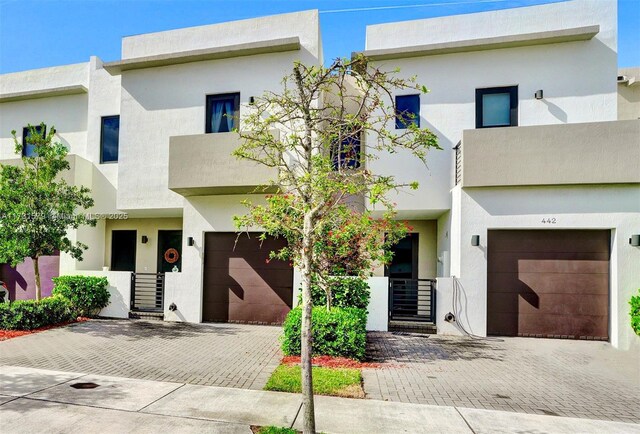 view of front facade featuring a garage