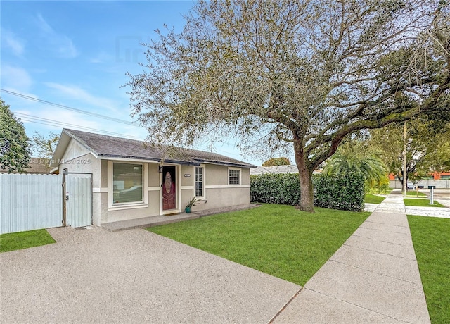 view of front of home featuring a front yard