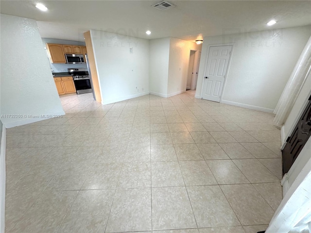 spare room featuring light tile patterned floors