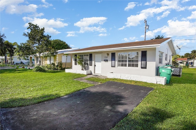 single story home with a front lawn