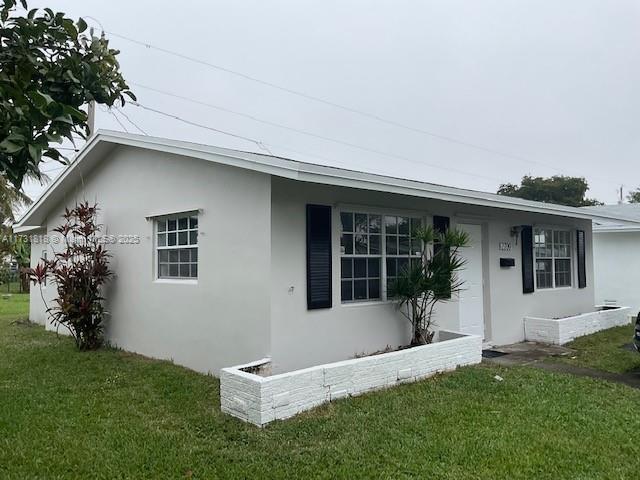 view of front of property featuring a front yard