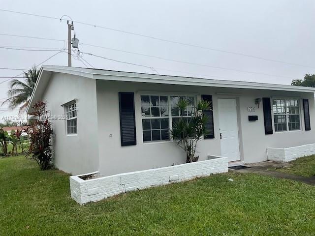 view of front of home featuring a front lawn