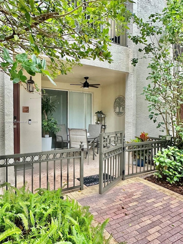 doorway to property with ceiling fan