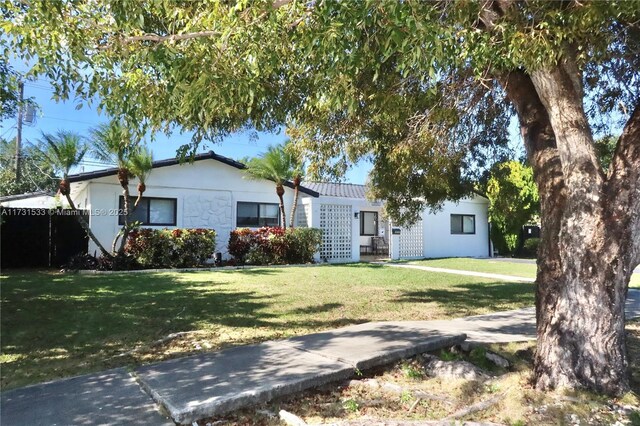 view of front of house featuring a front yard