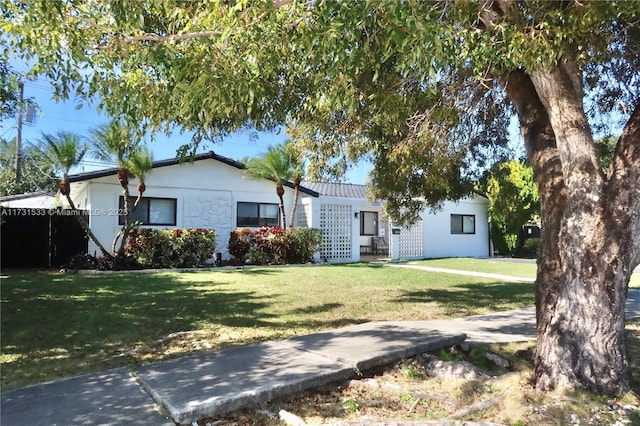 view of front of house featuring a front yard