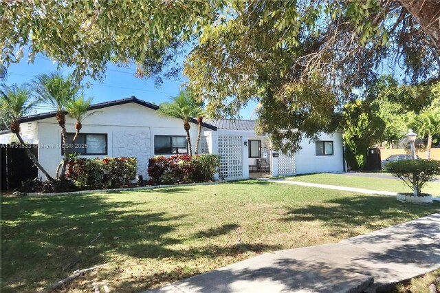 ranch-style house featuring a front lawn