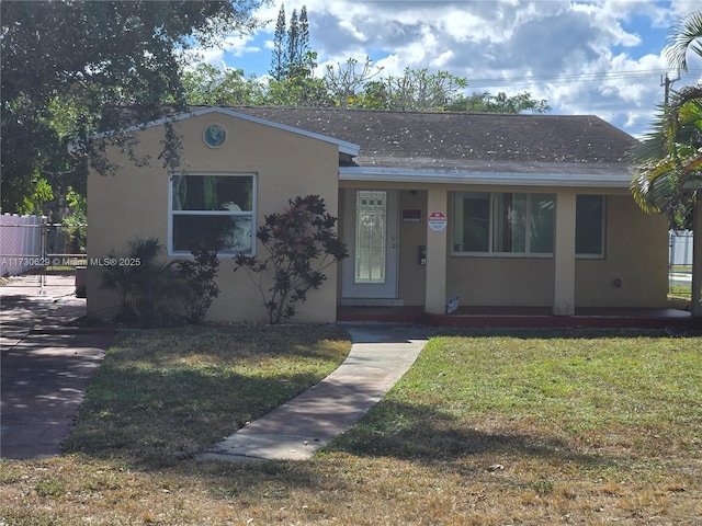 view of front of property with a front lawn