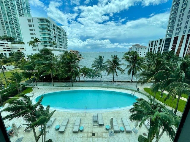 view of pool featuring a water view