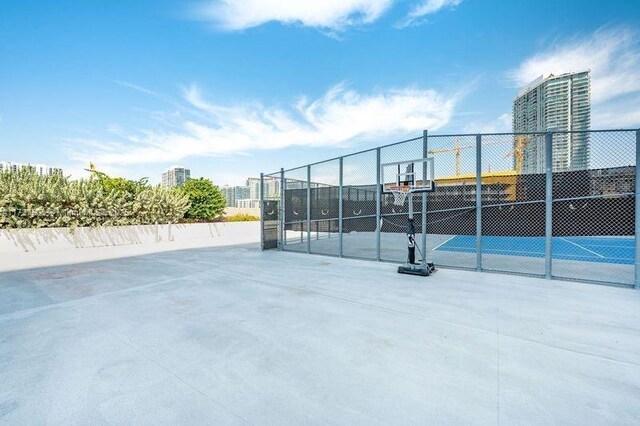 460 NE 28th St Unit 2601, Miami, FL 33137 - view of sport court featuring a city view, community basketball court, and fence