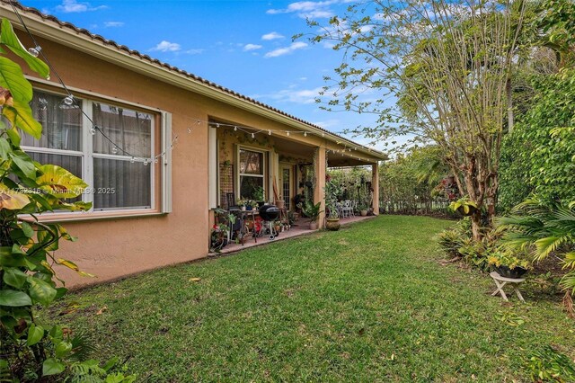 view of yard featuring a patio area