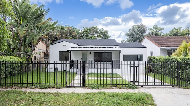 view of front of property featuring a front lawn