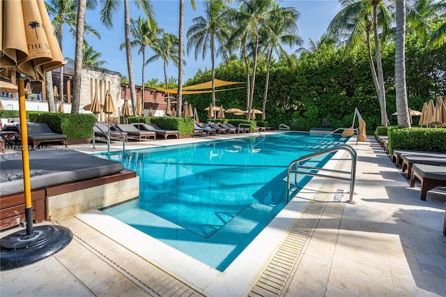 view of swimming pool featuring a jacuzzi and a patio area