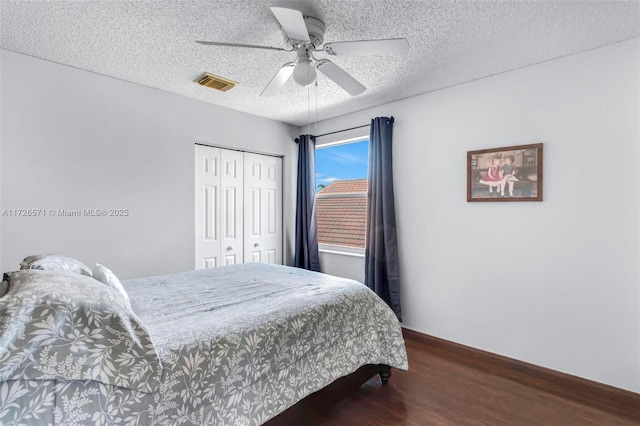 bedroom featuring ceiling fan, hardwood / wood-style floors, a closet, and a textured ceiling