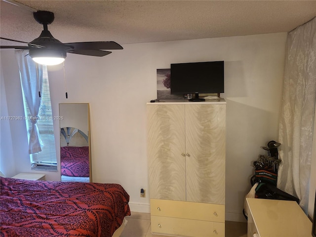 bedroom featuring ceiling fan and a textured ceiling