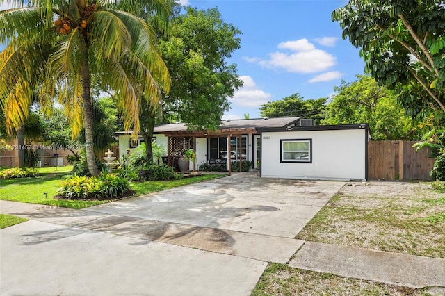 ranch-style home featuring a front lawn