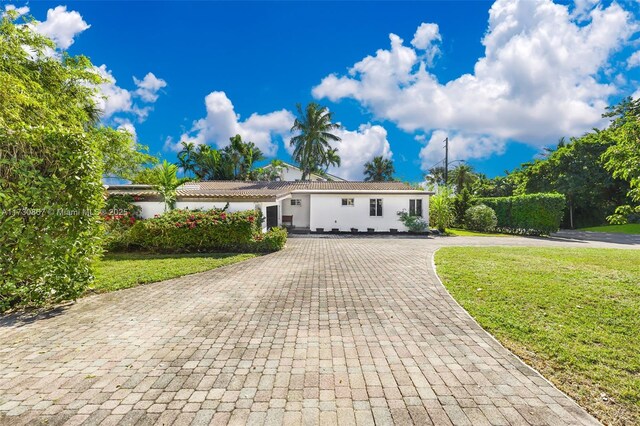 single story home with a front lawn