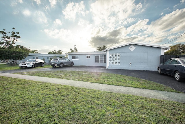 view of front facade with a front lawn