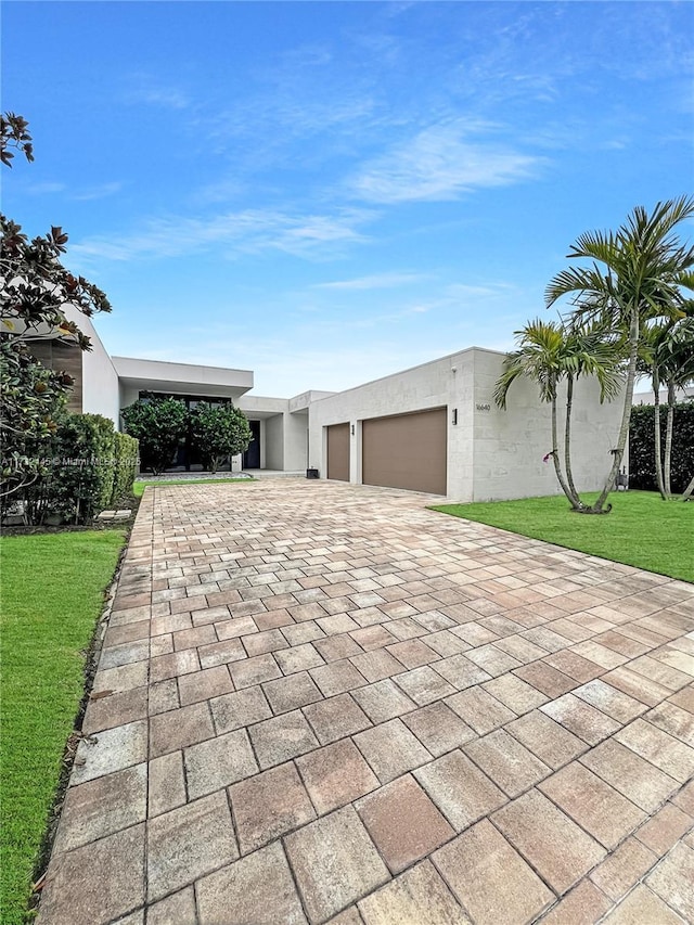 view of front facade with a garage and a front yard