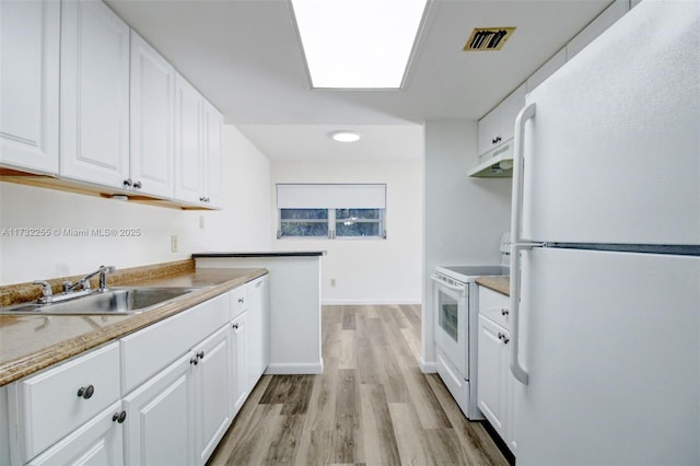kitchen featuring a sink, light wood-type flooring, visible vents, white appliances, and under cabinet range hood